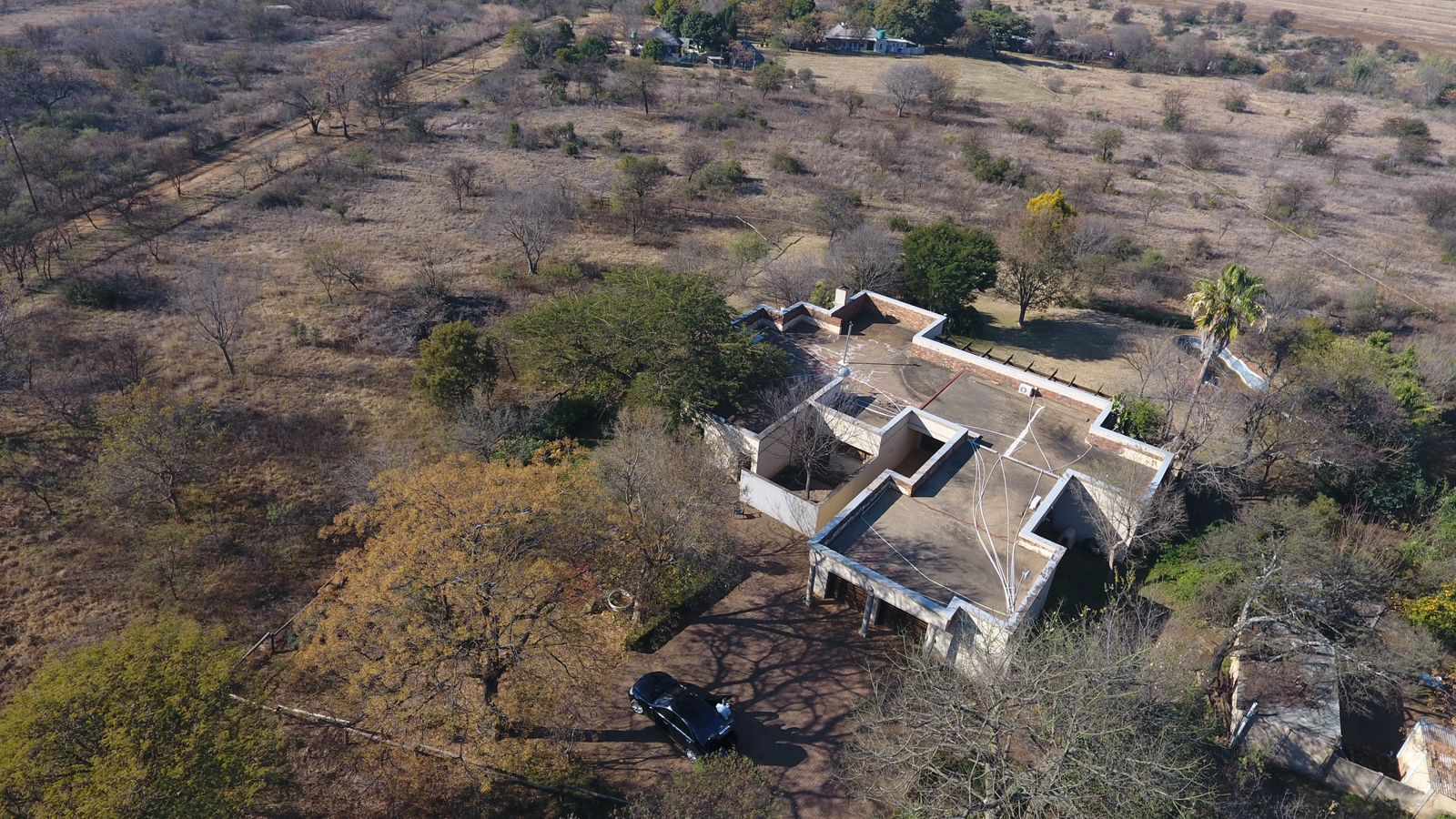 Large Stand With 4 Bedroom House And Horse Stables thumbnail 16