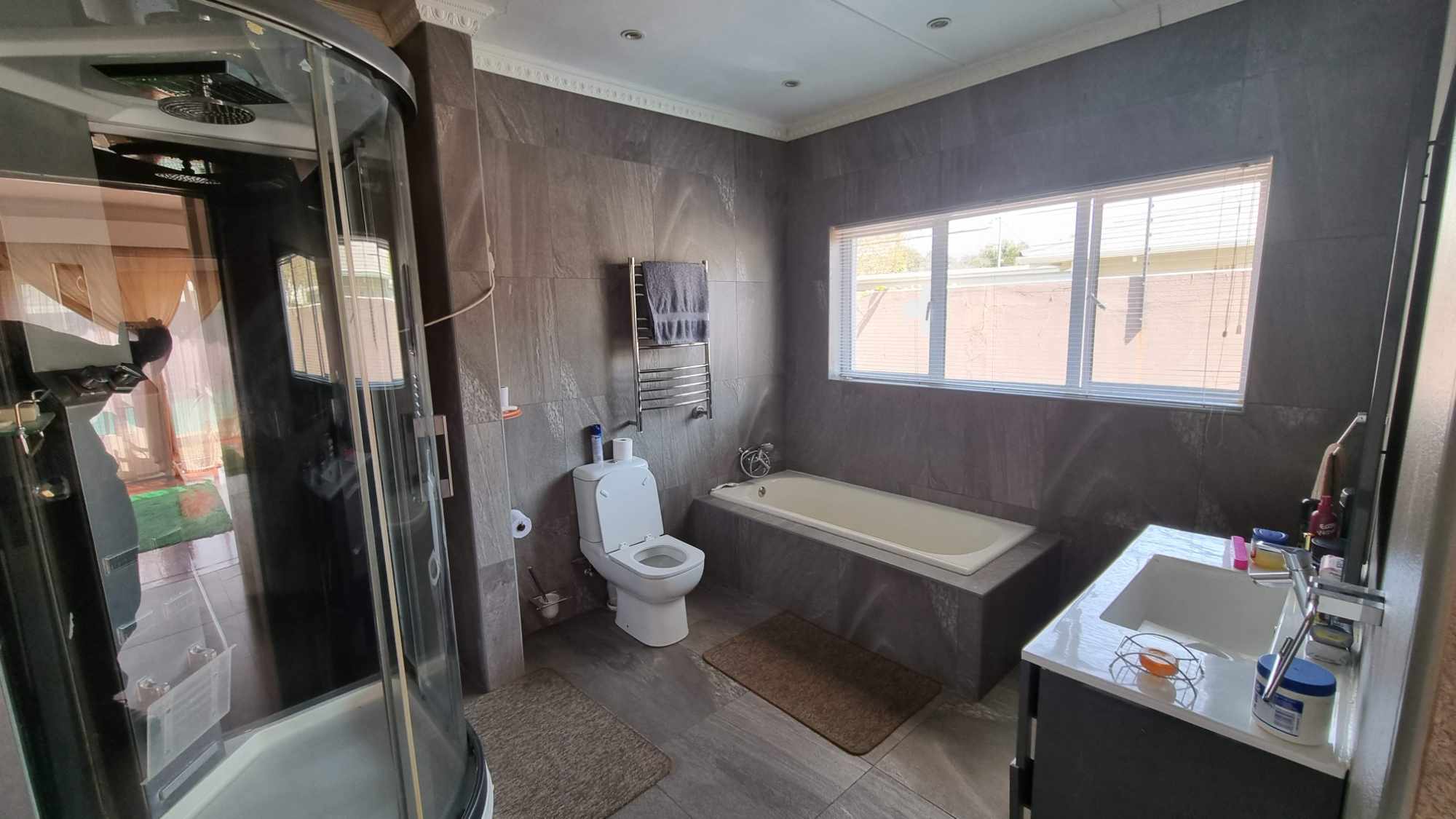 Onsite Insolvency Auction - 3 Bed, 3 Bath Residential Home With Garden Flat - Norwood - Johannesburg thumbnail 7