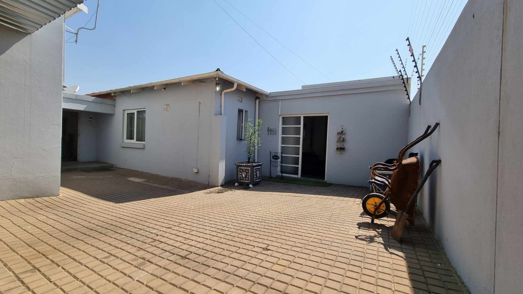 Onsite Insolvency Auction - 3 Bed, 3 Bath Residential Home With Garden Flat - Norwood - Johannesburg thumbnail 14