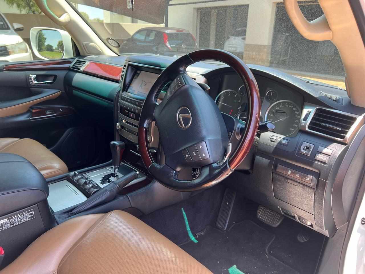 2015 Lexus LX570 5.7 V8 thumbnail 2
