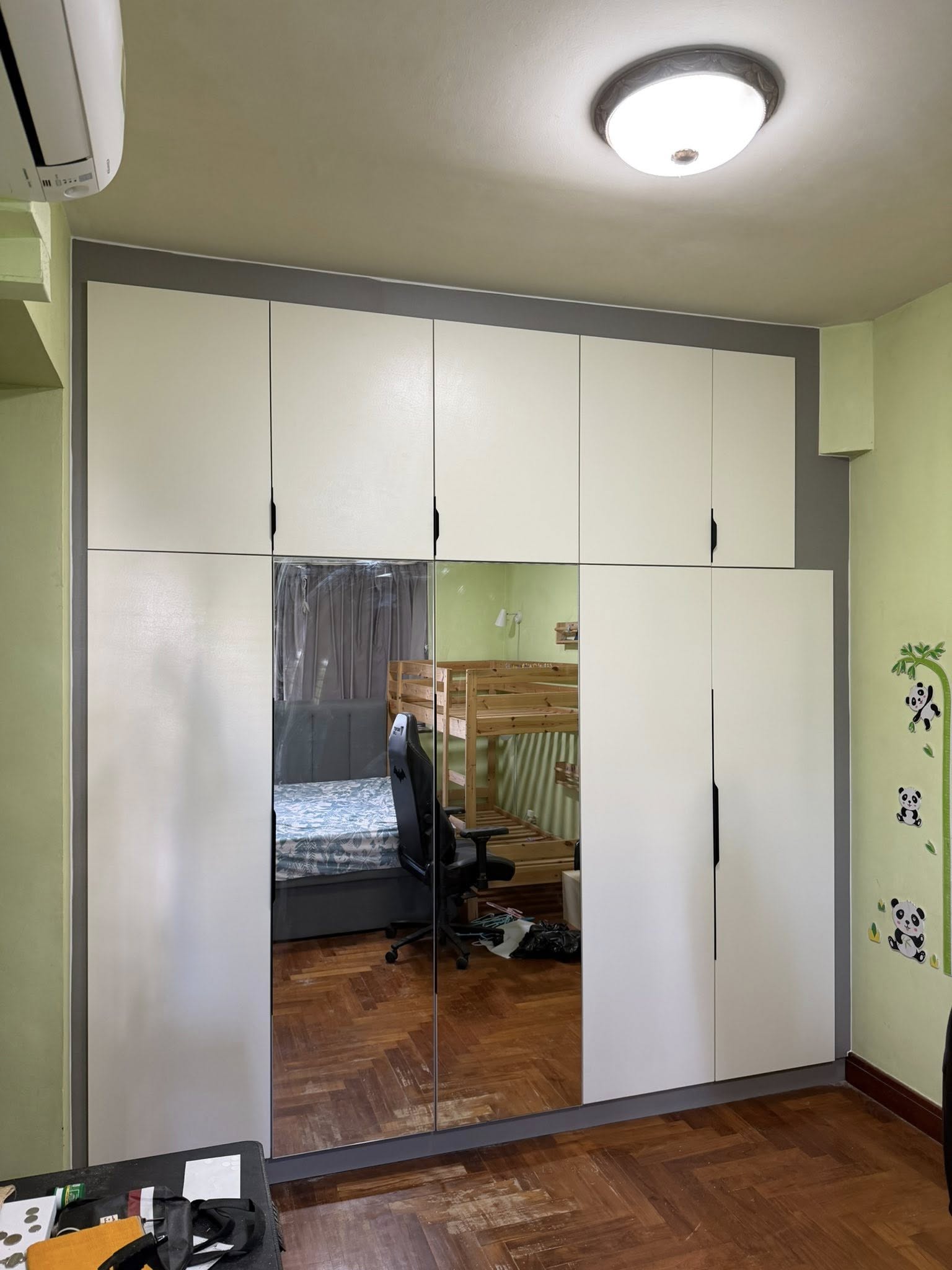 Modern Built-in Mirrored Wardrobe