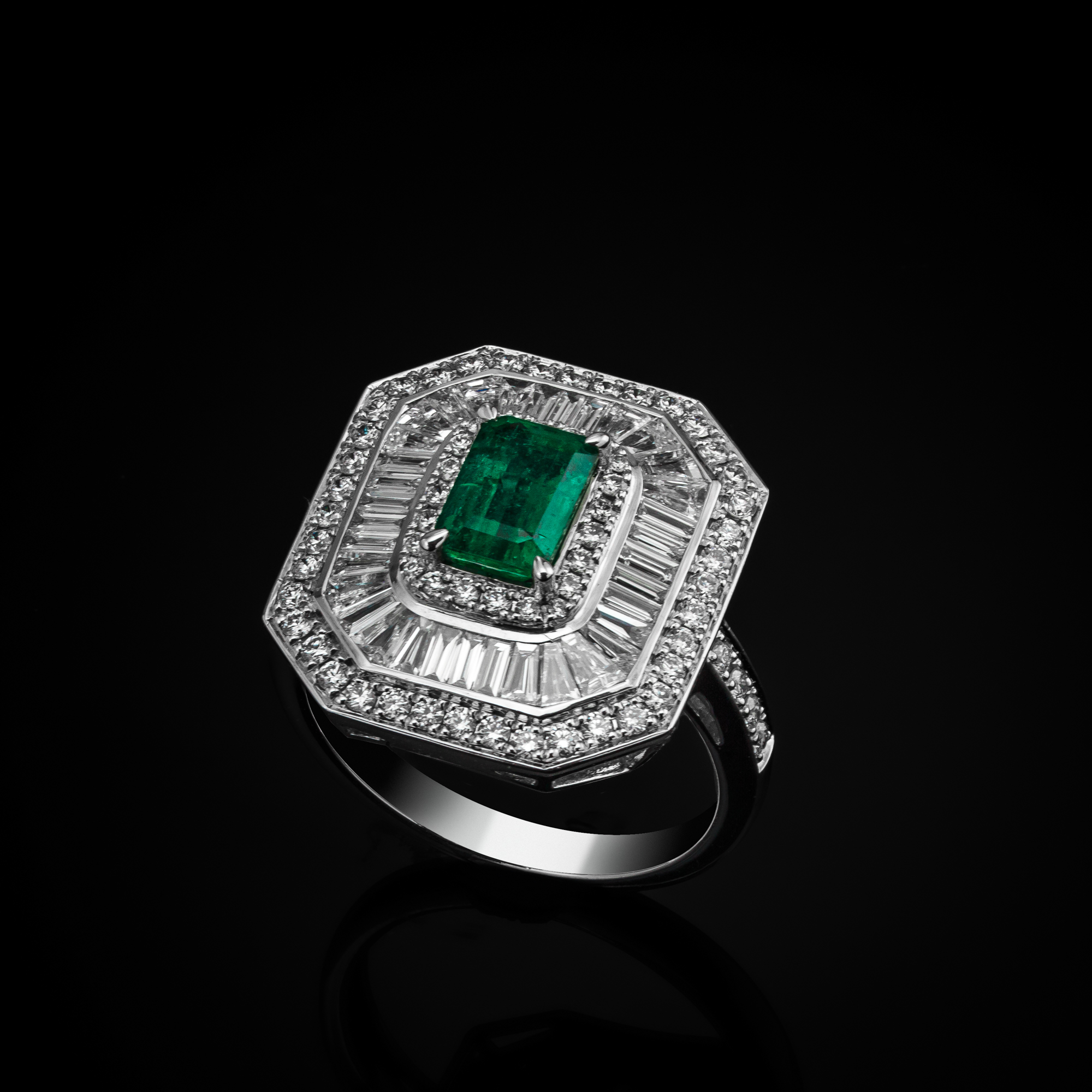 Pierścionek "EmeraldPrestige™"