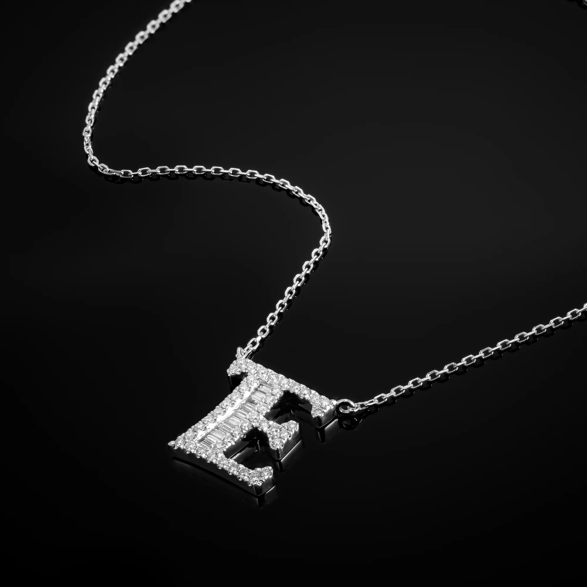Naszyjnik z literą E "Collier Première Lettre™"