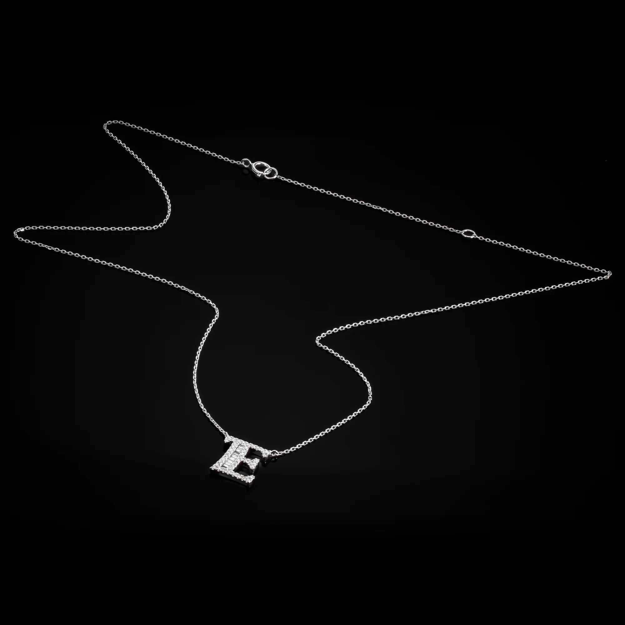 Naszyjnik z literą E "Collier Première Lettre™"