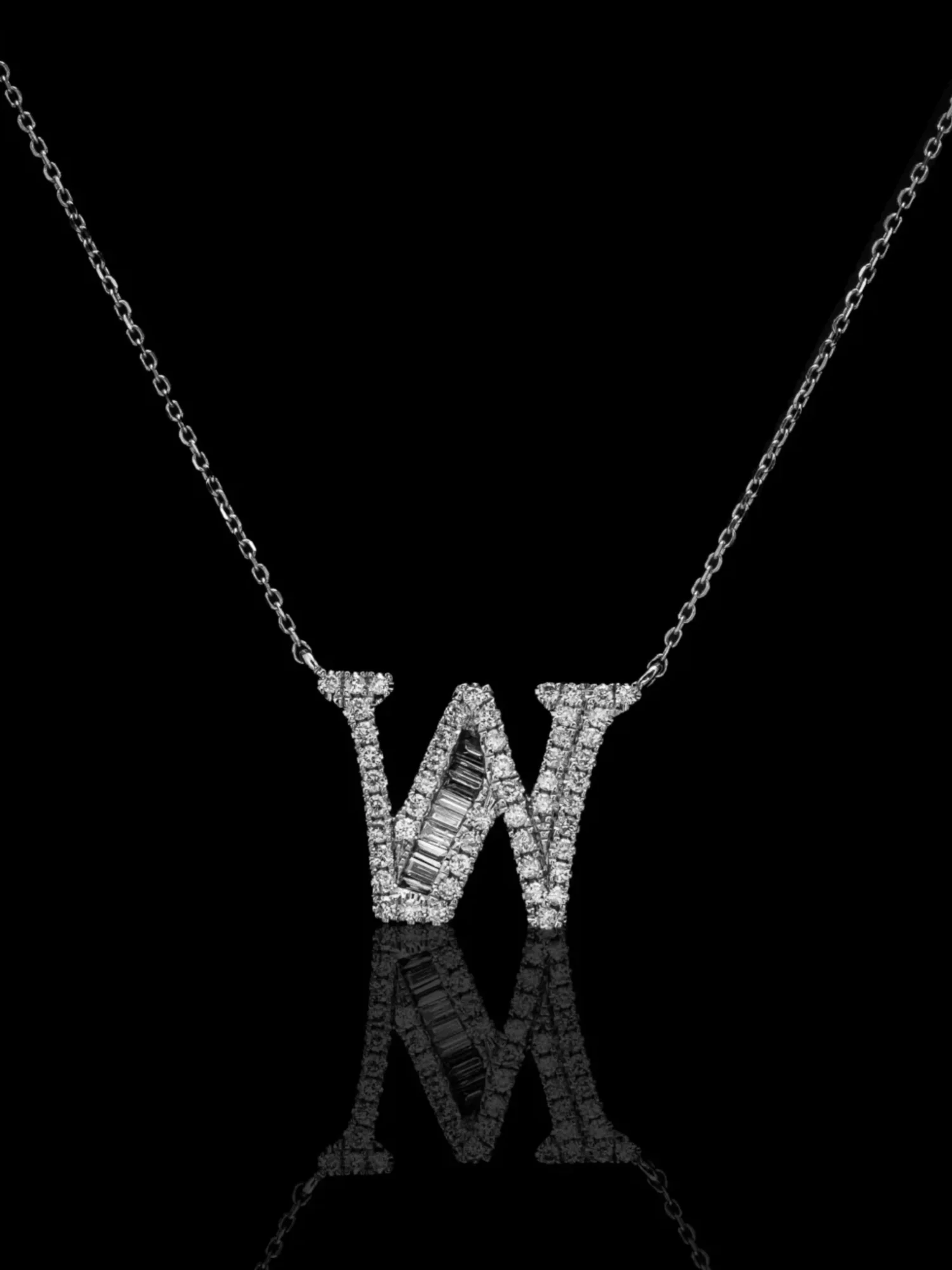 Naszyjnik z literą W "Collier Première Lettre™"