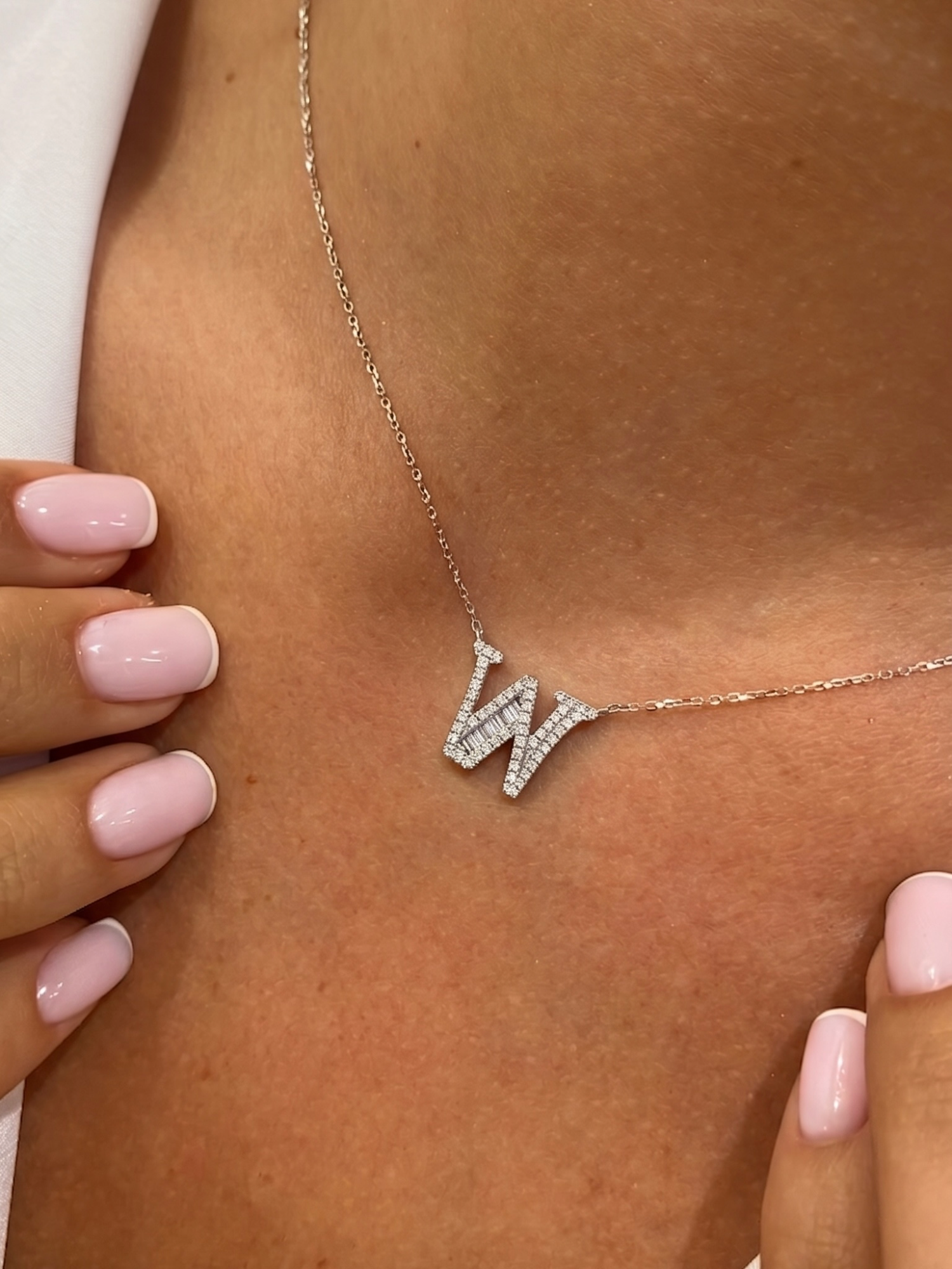 Naszyjnik z literą W "Collier Première Lettre™"
