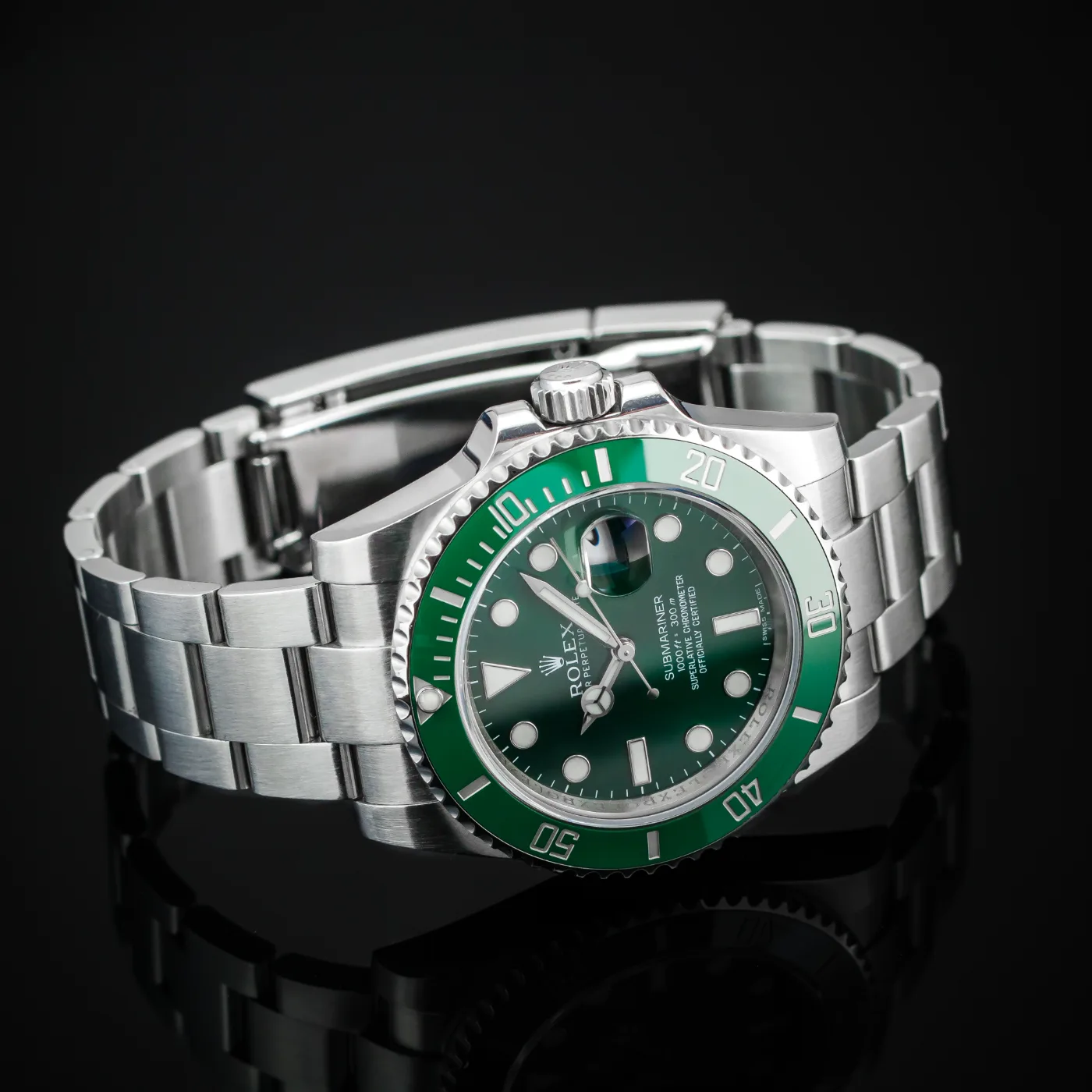 Zielony Rolex Submariner "Hulk" 116610LV z zieloną tarczą i lunetą Cerachrom.