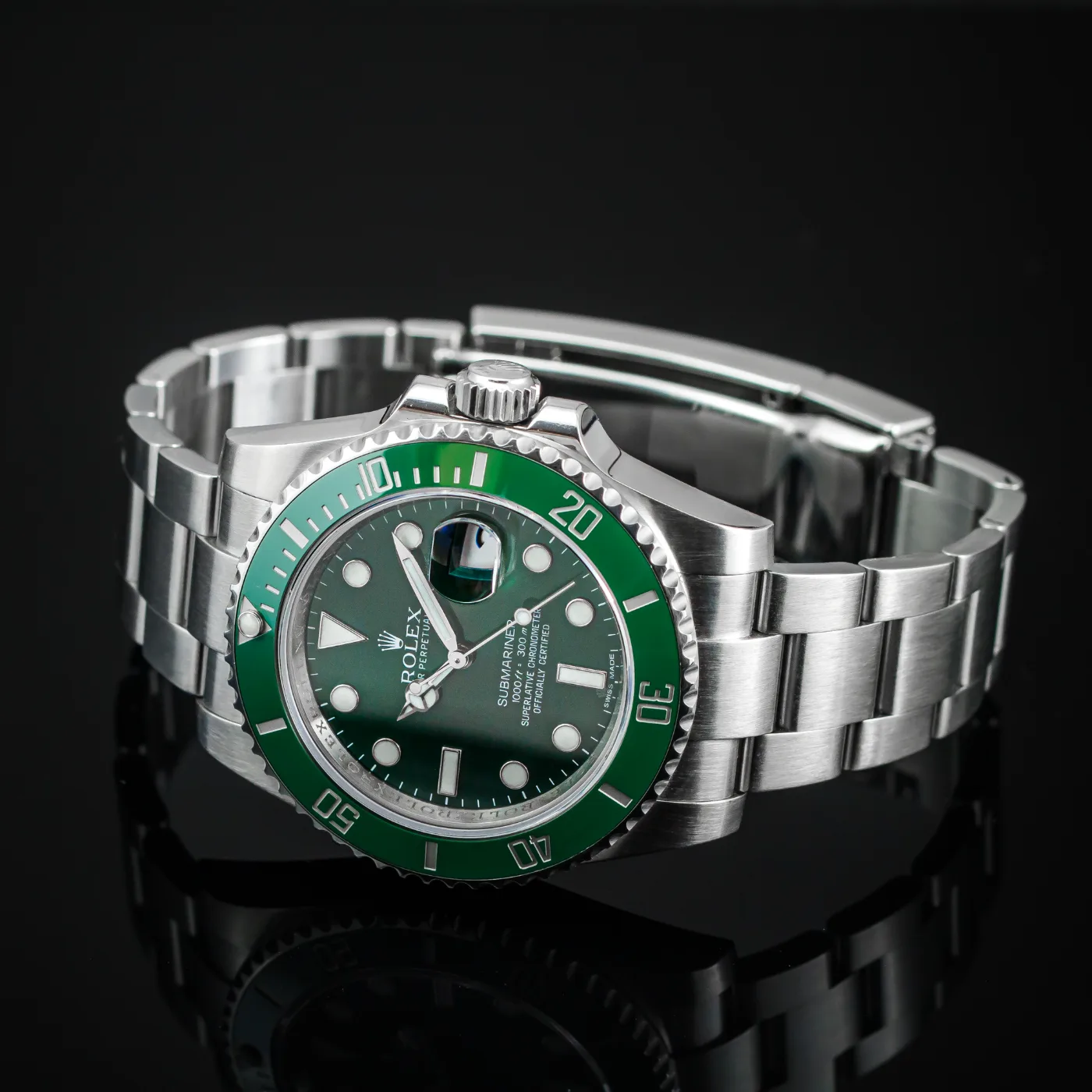 Zielony Rolex Submariner "Hulk" 116610LV z zieloną tarczą i lunetą Cerachrom.