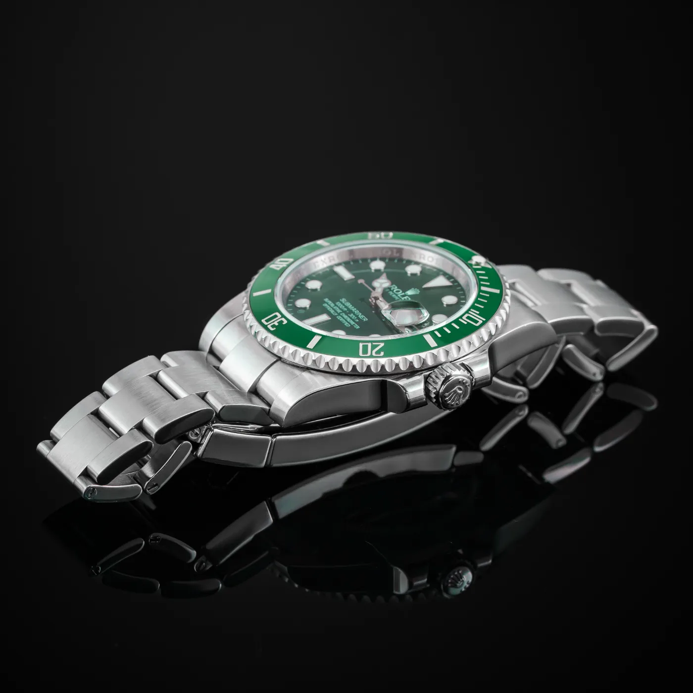 Zielony Rolex Submariner "Hulk" 116610LV z zieloną tarczą i lunetą Cerachrom.
