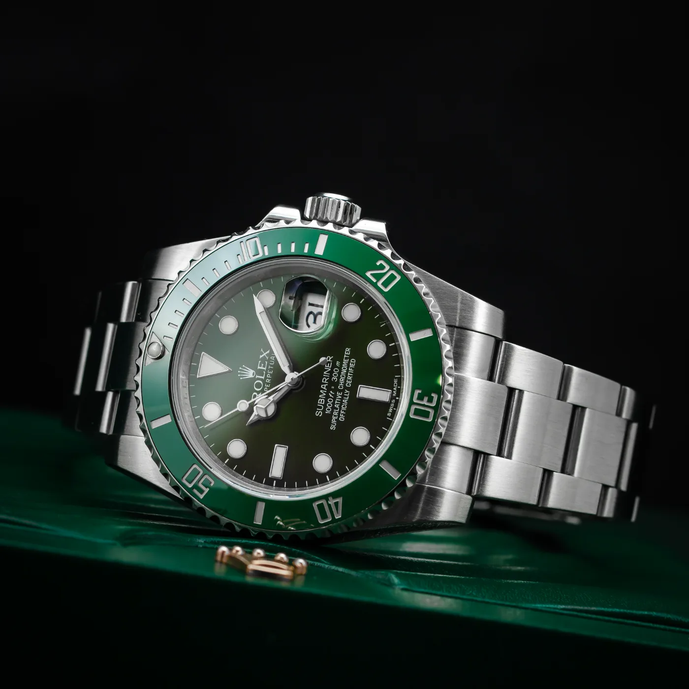 Zielony Rolex Submariner "Hulk" 116610LV z zieloną tarczą i lunetą Cerachrom.