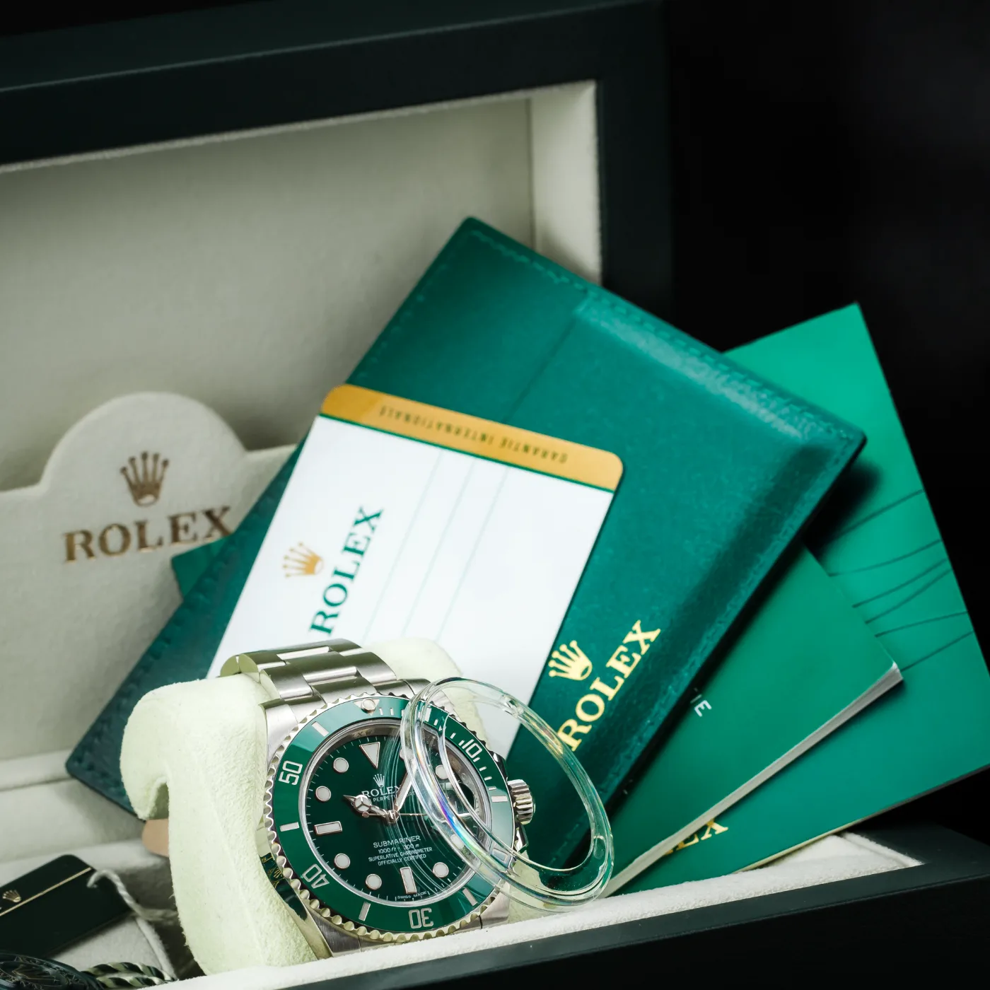 Zielony Rolex Submariner "Hulk" 116610LV z zieloną tarczą i lunetą Cerachrom.