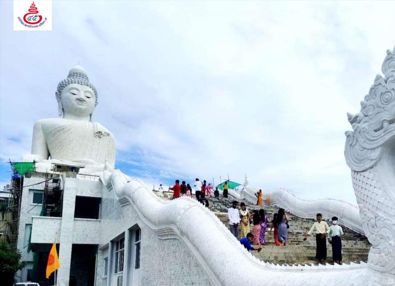 เข้าพรรษาพระใหญ่