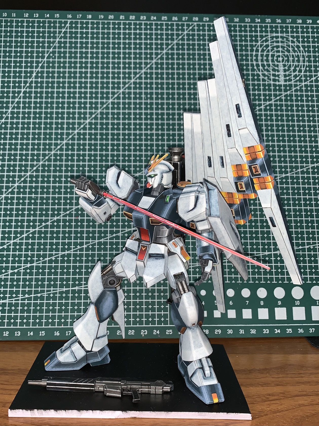 HG ν GUNDAM WITH GRIM DARK 5