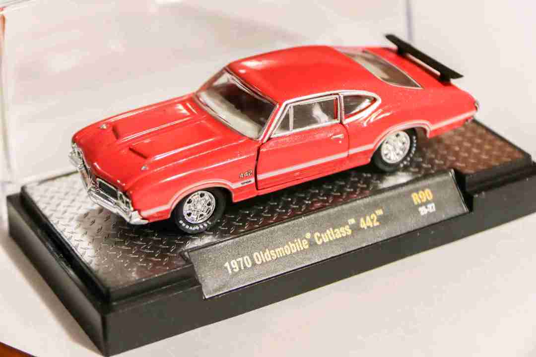 M2 Machines Oldsmobile Cutlass 422
