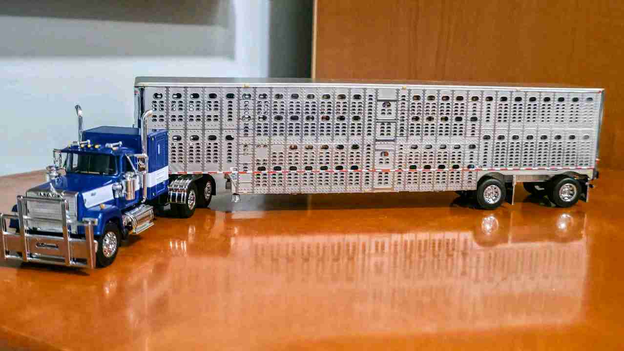 Die-Cast Promotions (DCP) Mack Super-Liner With Spread Axle Livestock