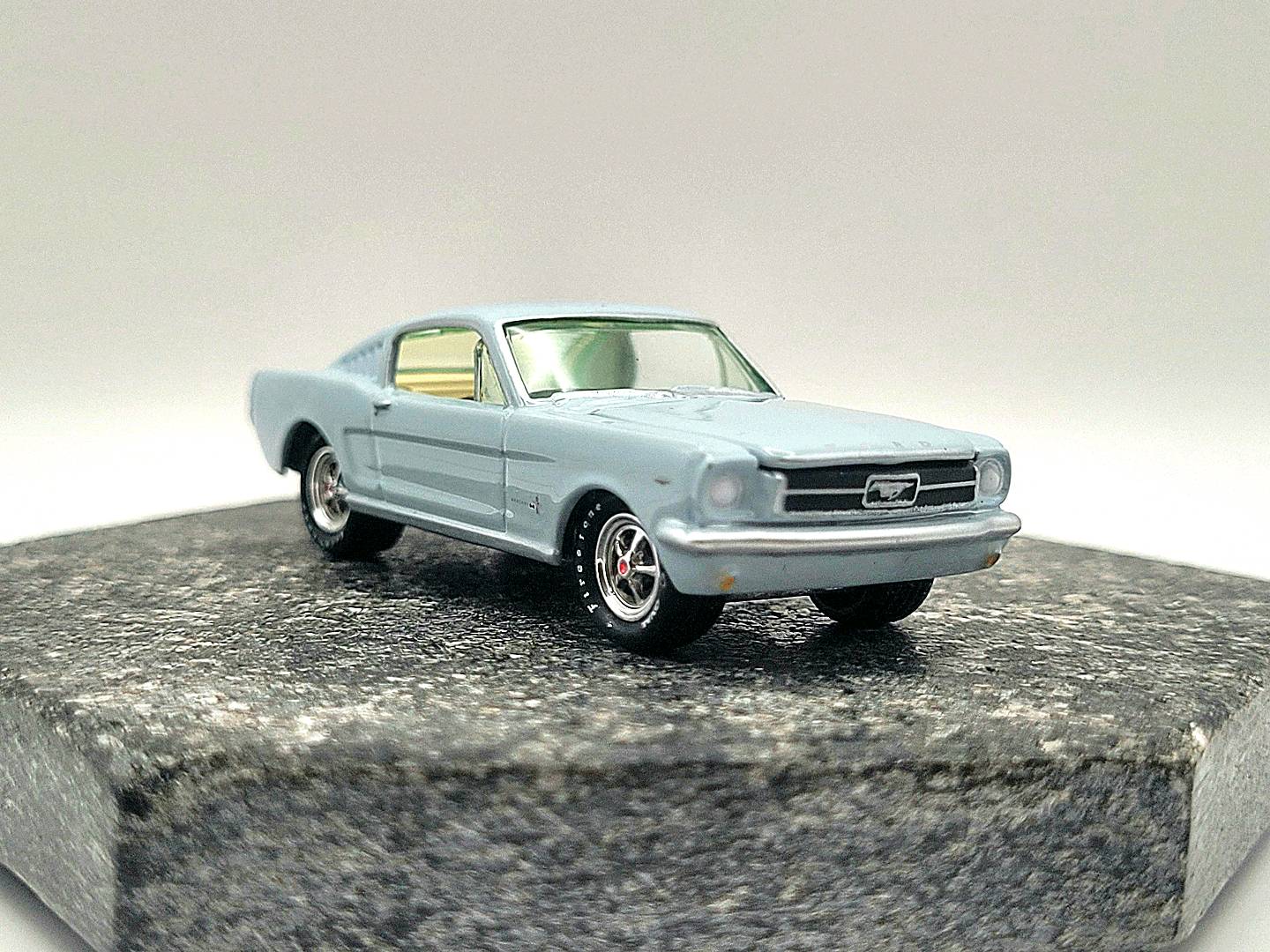 Johnny Lightning Ford Mustang 2+2 Fastback