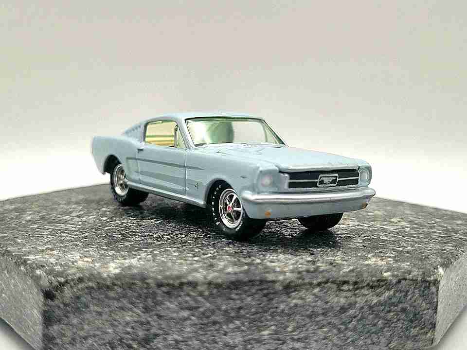 Johnny Lightning Ford Mustang 2+2 Fastback