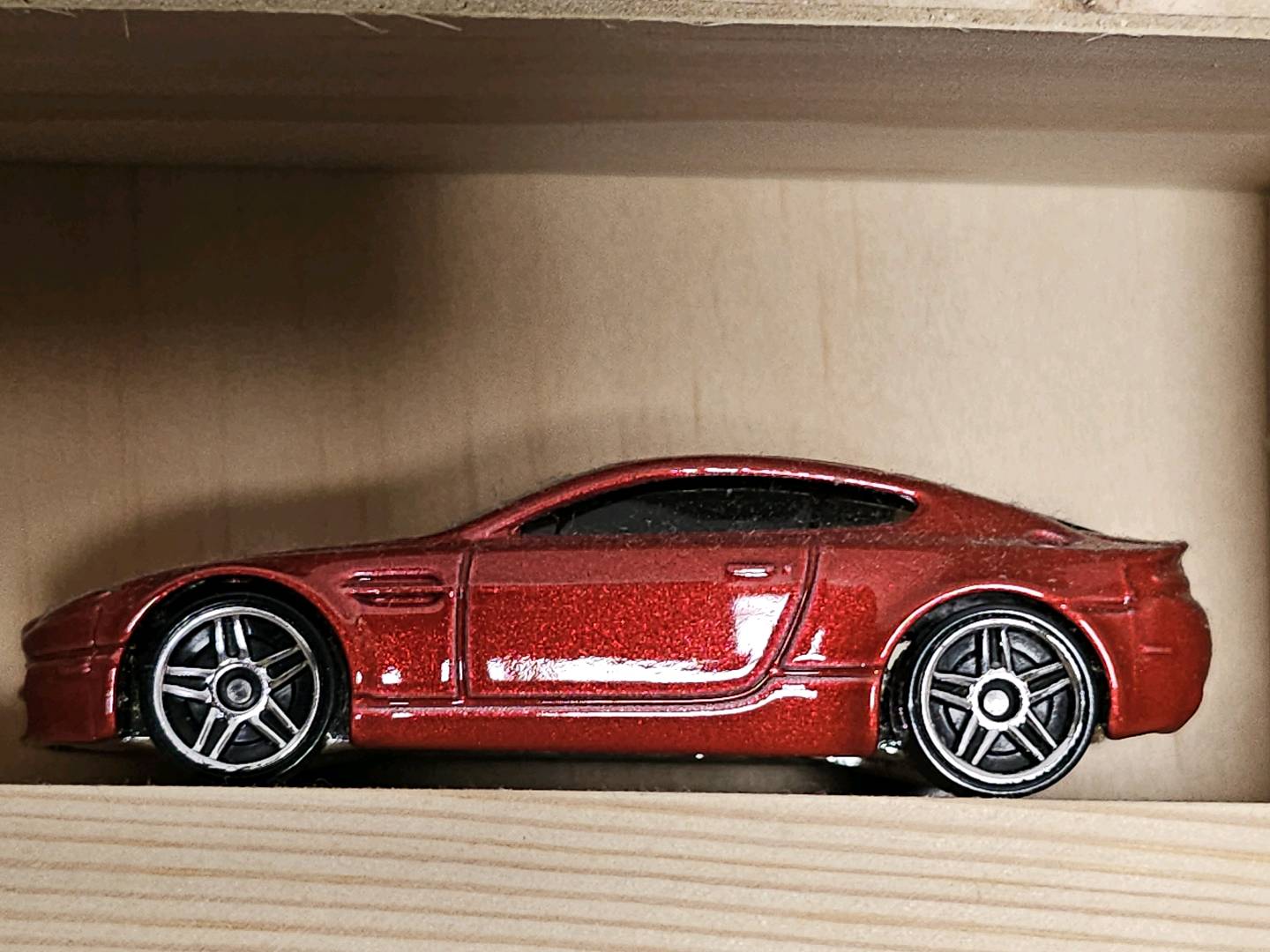 Hot Wheels Aston Martin V8 Vantage