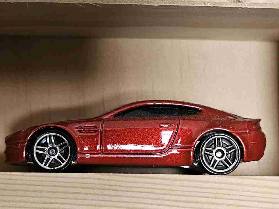 Hot Wheels Aston Martin V8 Vantage