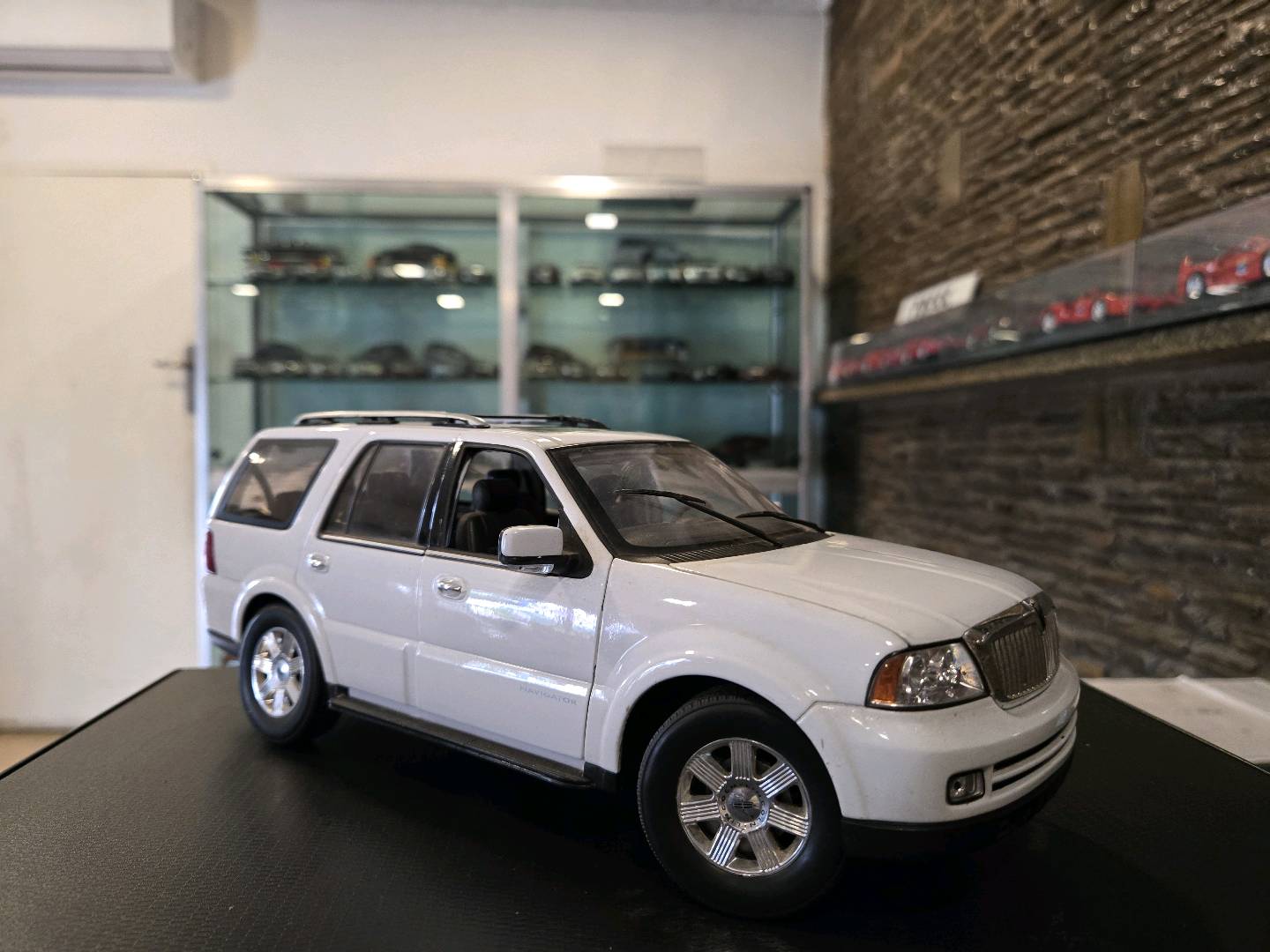 Welly Diecast Lincoln Navigator