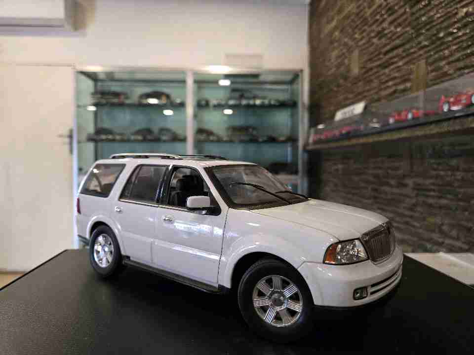 Welly Diecast Lincoln Navigator