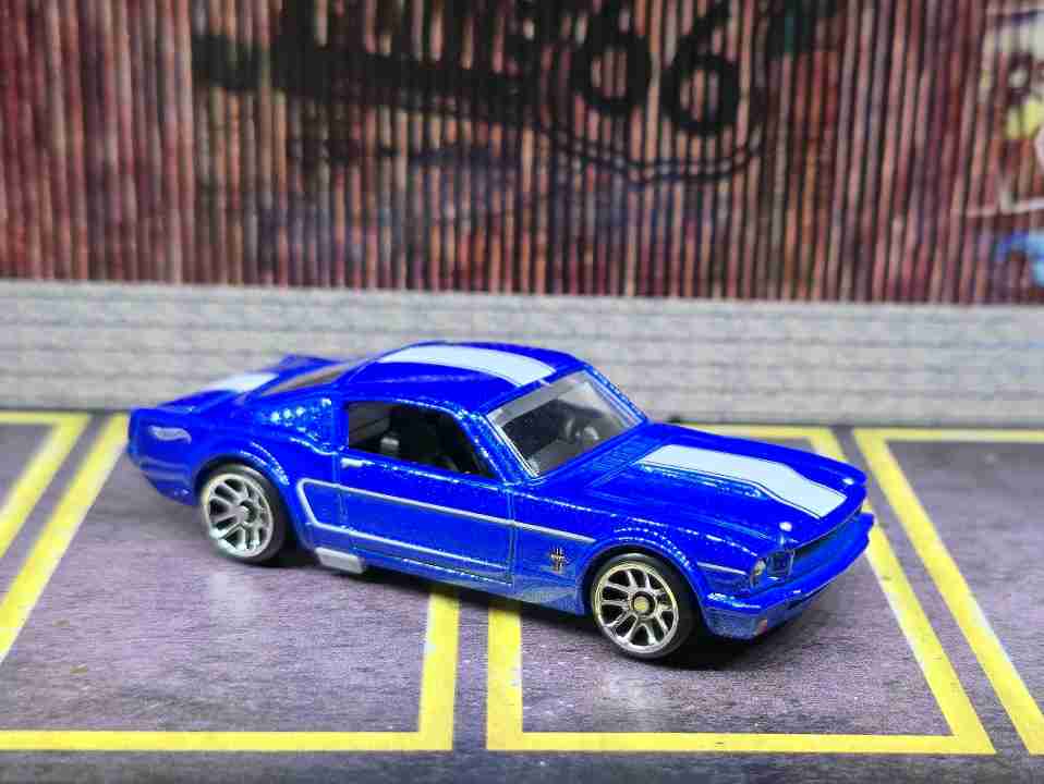 Hot Wheels Ford Mustang 2+2 Fastback