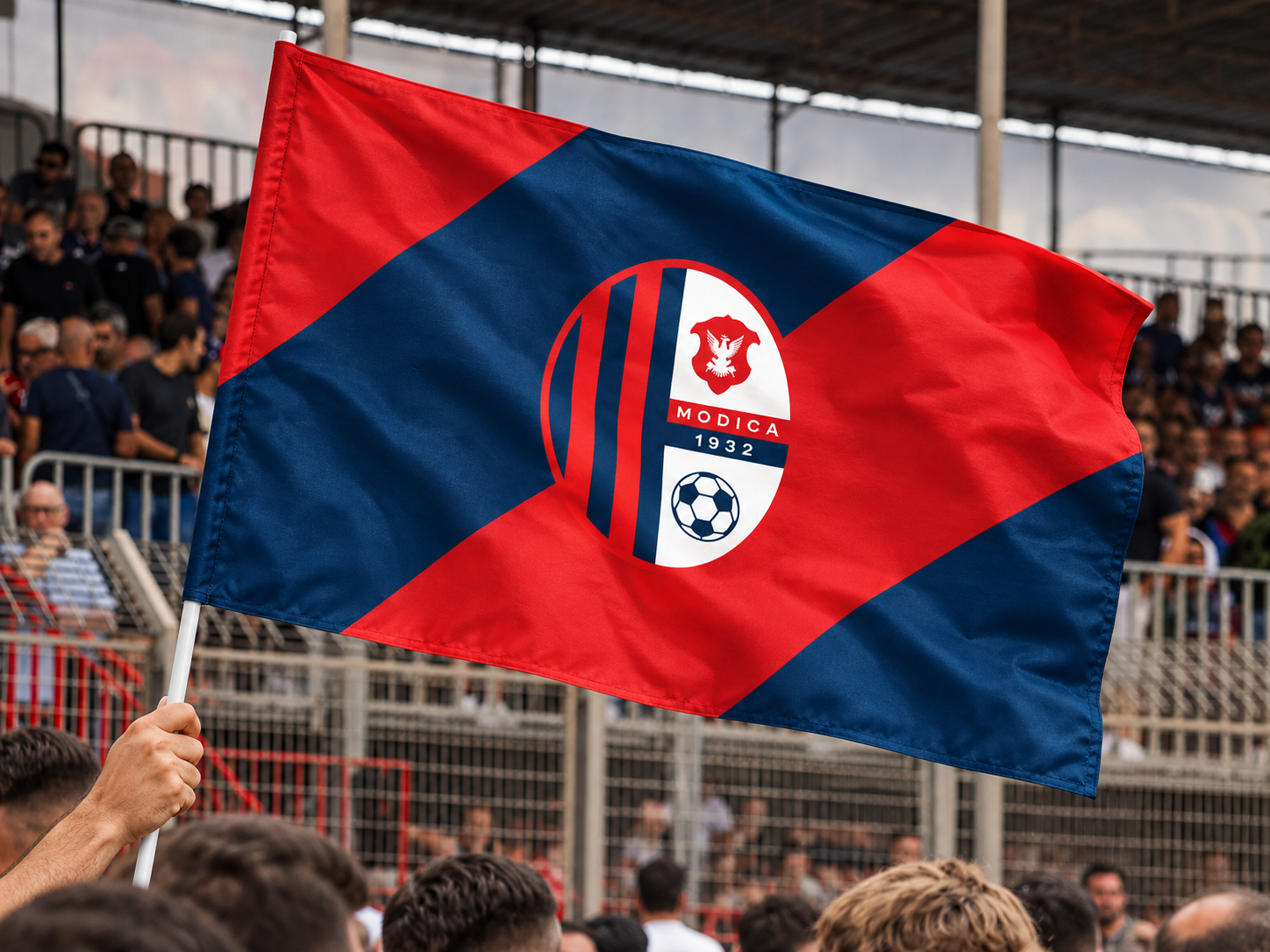 Bandiera ufficiale Modica Calcio 1932 100x70 cm con stemma e diagonali rosse e blu 2