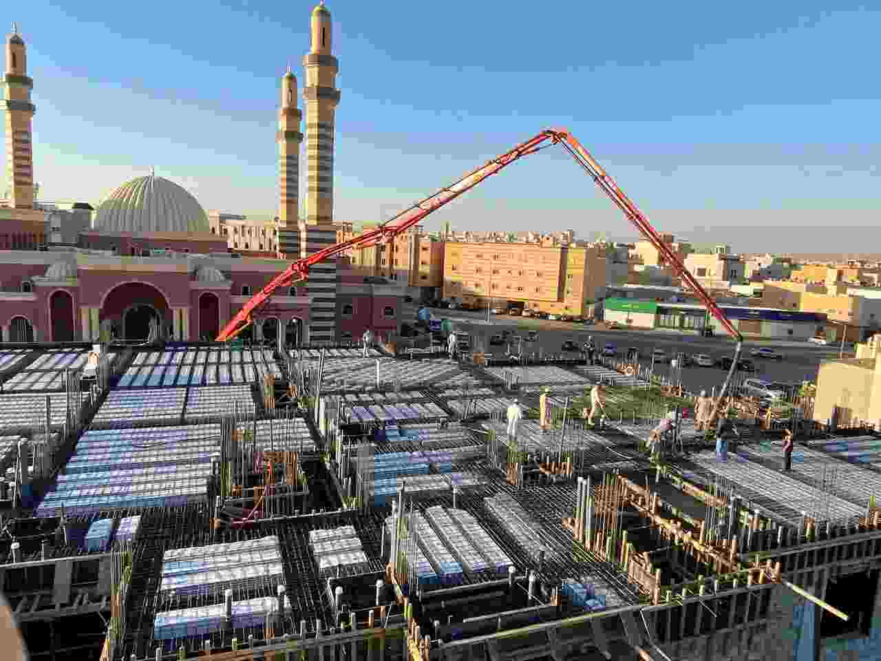 صبة الأرضيات الإيبوكسي، المعروفة أيضًا بصبة المروحة أو صبة الميزانية المطبوعه، تعد خيارًا شائعًا لتغطية الأرضيات في المساحات التجارية والصناعية والسكنية. إليك تفاصيل حول هذا النوع من الصبة:1. صبة الأرضيات الإيبوكسيالمواد: تتكون من مواد إيبوكسي متعددة الطبقات، مما يجعلها قوية ومقاومة للمواد الكيميائية.المظهر: توفر مظهرًا لامعًا وجذابًا، ويمكن تلوينها بألوان متعددة أو إضافة تأثيرات زخرفية.الاستخدامات: تُستخدم في المصانع، المستودعات، المحلات التجارية، والمنازل.2. صبة المروحةالخصائص: تُعرف باسم "صبة المروحة" نظرًا لتصميمها الفريد الذي يشبه المروحة، حيث يتم دمج أنماط متعددة لتوزيع الألوان بشكل جميل.التطبيق: تُستخدم بشكل رئيسي في المساحات الكبيرة مثل المولات والمراكز التجارية.3. صبة الميزانية المطبوعهالهدف: تهدف إلى تقديم مظهر جذاب بأسعار مناسبة، مما يجعلها خيارًا مثاليًا للمشاريع ذات الميزانية المحدودة.التقنيات: يتم تطبيق تقنيات الطباعة على السطح لخلق أنماط فريدة.فوائد صبة الأرضيات الإيبوكسيالمتانة: مقاومة للخدوش والبقع، مما يزيد من عمرها الافتراضي.سهولة التنظيف: سهل الصيانة ويمنع تراكم الأوساخ.المرونة في التصميم: يمكن تخصيصها لتناسب أي نمط معماري أو ألوان.إذا كنت تحتاج إلى المزيد من المعلومات أو لديك استفسارات معينة، فلا تتردد في طرحها