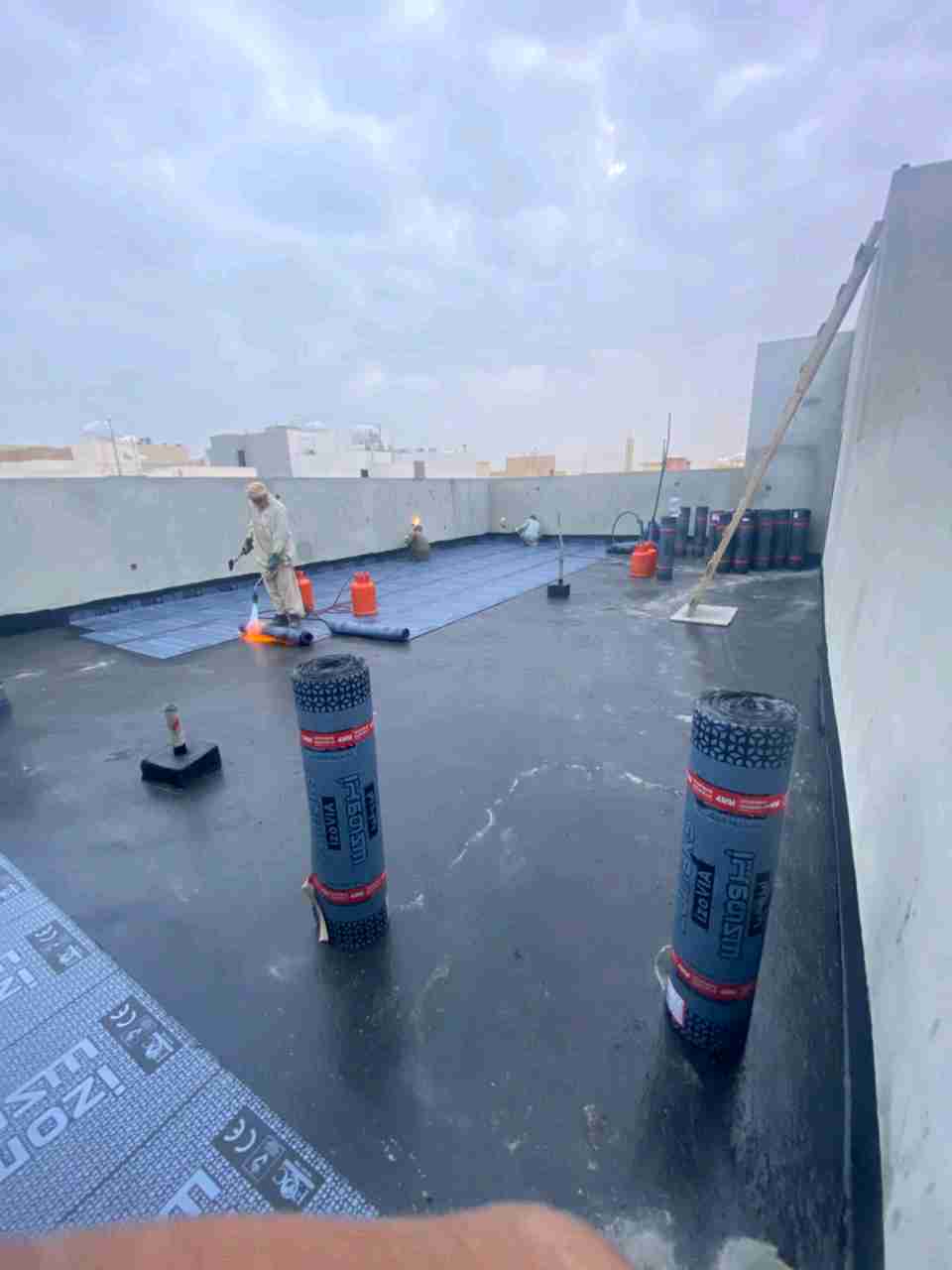 فني عوازل مائية وحرارية