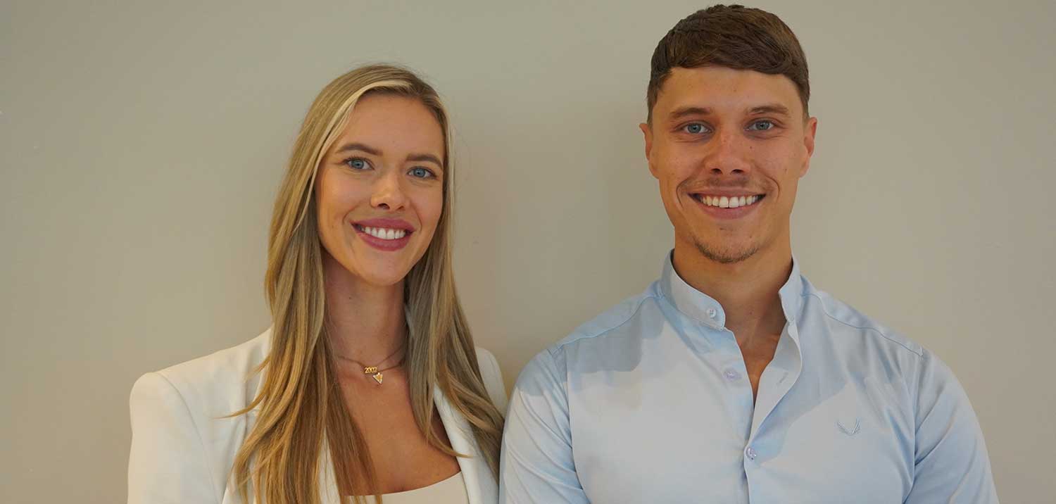 Kim en Thom in een kantooroverleg