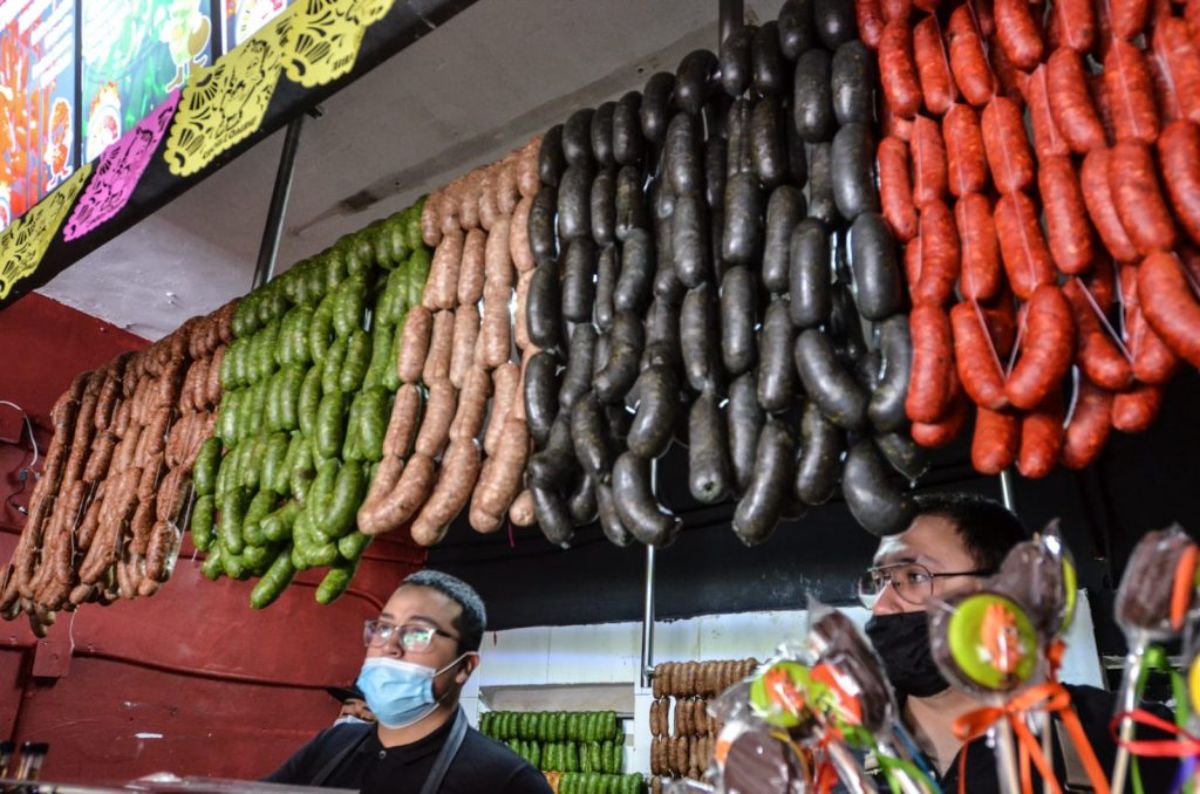 Rich chorizo toluqueño, culinary heart of Toluca, vibrant, authentic Mexican dining, warm, inviting light.