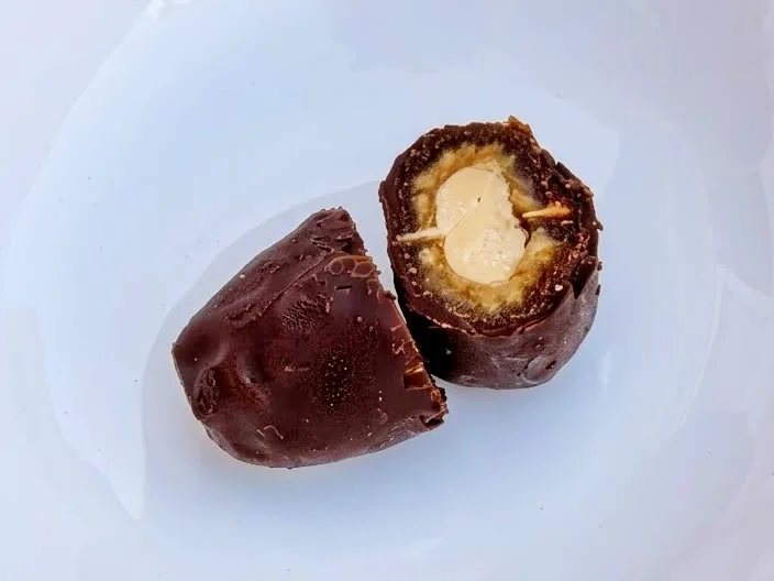 Gourmet cashew and dark chocolate dates