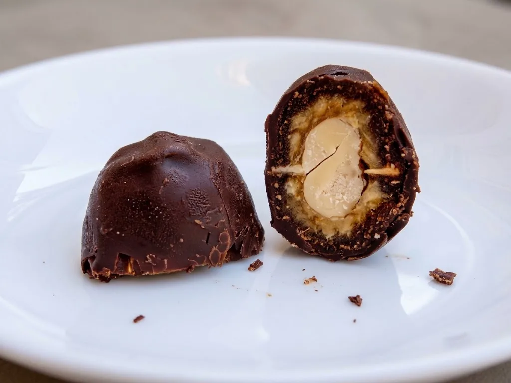 Gourmet cashew and dark chocolate dates — photo 2