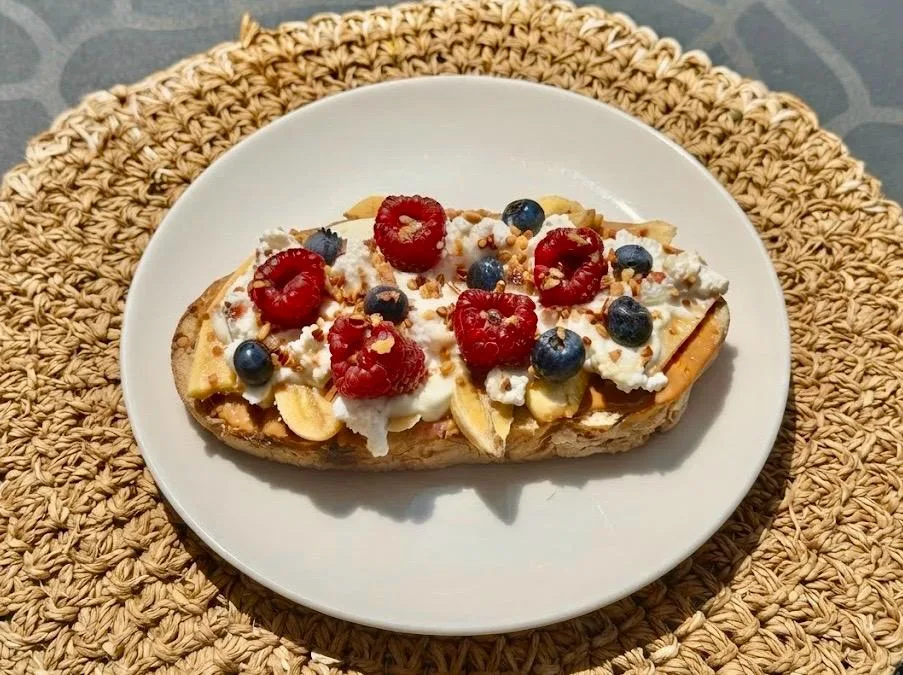 Gourmet toast & fresh fruits — photo 2