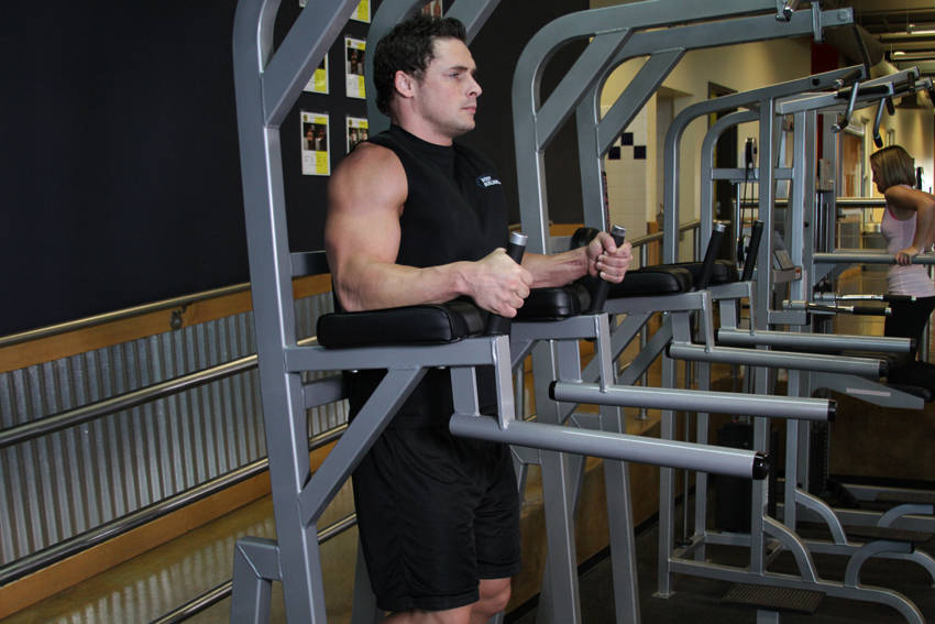 Knee/Hip Raise On Parallel Bars — starting position, working the abs