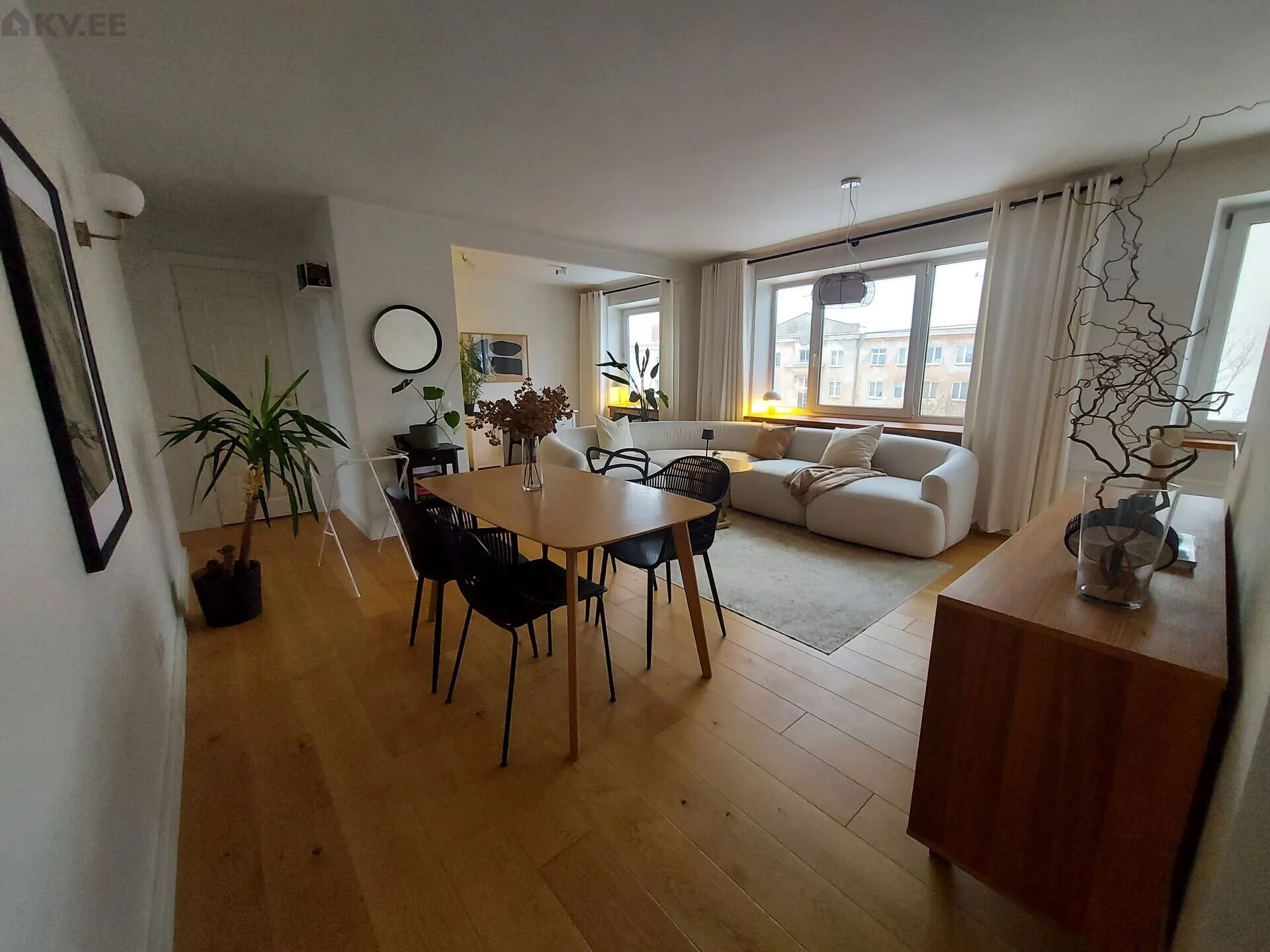 Elutuba - Valgusküllane renoveeritud kodu Uus Maailmas