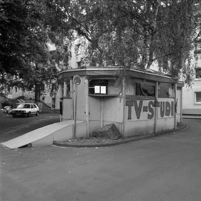 Томас Хиршхорн. «ТВ-студия» в рамках «Монумента Батаю», инсталляция, «Документа-11», 2002
