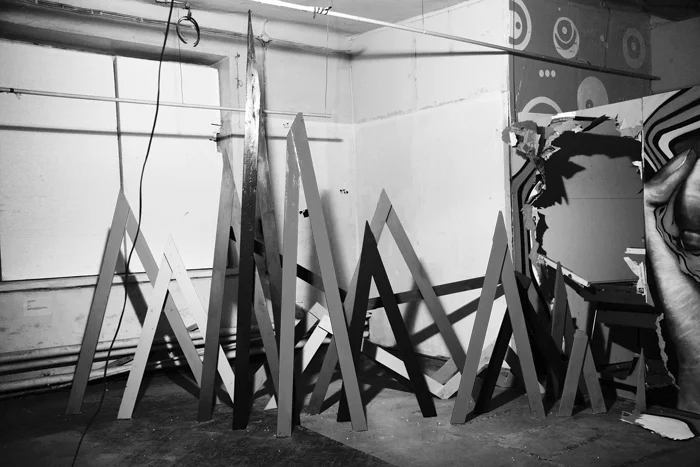 Арсений Жиляев. «Резонанс», скульптура, доски, гвозди, эмаль, 2007