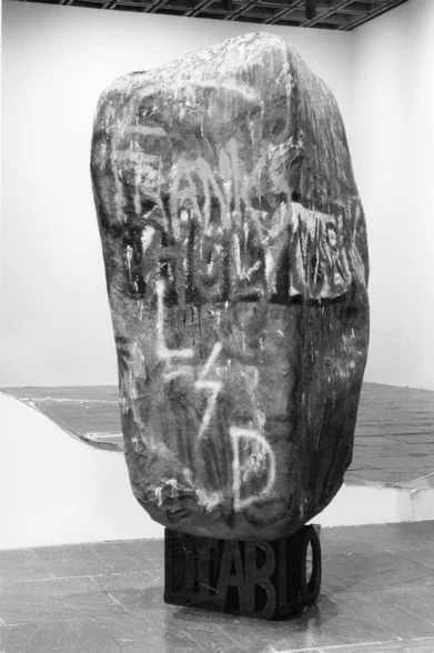 Дэн Колен. Без названия (Vete al Diablo). 2008. Дерево, проволока, полиуретан