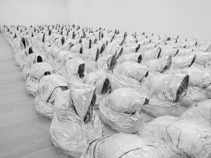 Кадер Аттиа. Призрак. 2007. Алюминиевая фольга, размеры варьируются