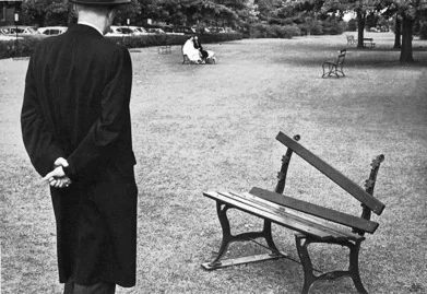 Андре Кертес. «Сломанная скамейка, Нью-Йорк», 1962