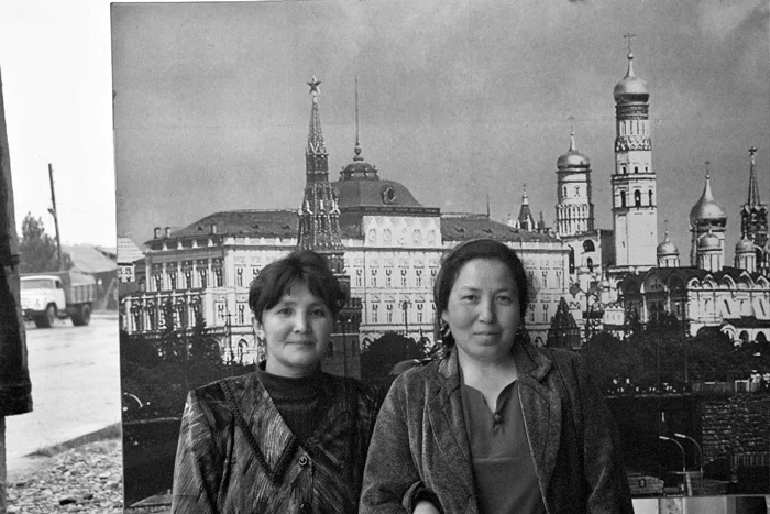 Елена и Виктор Воробьевы. «Фотография на память. Если гора не идет к Магомету…» Фотоакция, 2002