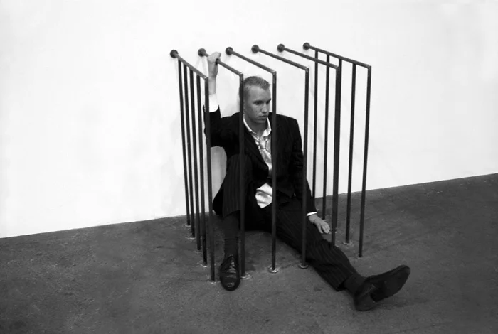 Джанни Мотти. «Брокер», 2005. Вид инсталляции на Art36Basel — Art Unlimited Стальные брусья, брокер. Courtesy Nicola Von Senger, Zürich