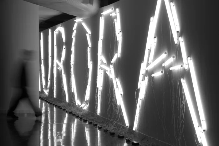 Кармела Гросс. «Аврора», 2003. Неоновые трубки GROLUX