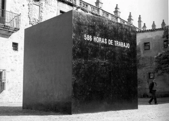 Сантьяго Сьерра. «586 рабочих домов», 2004