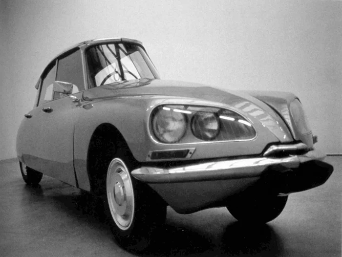 Габриэль Ороско. «LA DS», инсталляция, 1993