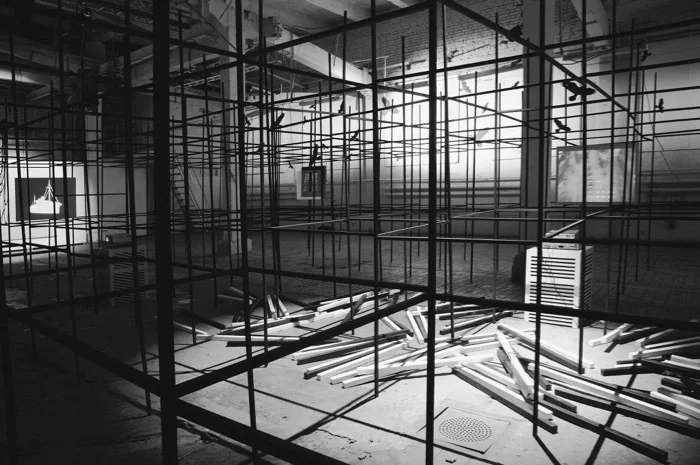 Александр Соколов. Вид инсталляции «Монтаж аттракциона». 2009