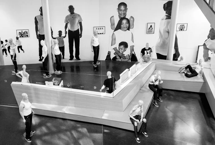 TELFAR. «TELFAR: Ретроспектива», инсталляции в Академии искусства, Берлин, 2016. Фото Асгер Карслен. Предоставлено Frank Benson, Asger Carlsen; TELFAR и 9-й Берлинской биеннале современного искусства