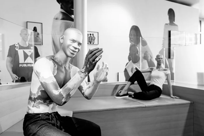 TELFAR. «TELFAR: Ретроспектива», инсталляции в Академии искусства, Берлин, 2016. Фото Асгер Карслен. Предоставлено Frank Benson, Asger Carlsen; TELFAR и 9-й Берлинской биеннале современного искусства