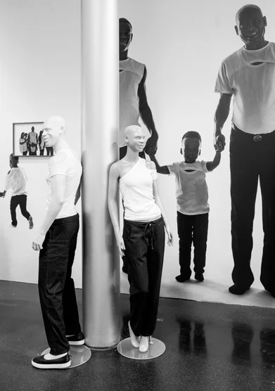 TELFAR. «TELFAR: Ретроспектива», инсталляции в Академии искусства, Берлин, 2016. Фото Асгер Карслен. Предоставлено Frank Benson, Asger Carlsen; TELFAR и 9-й Берлинской биеннале современного искусства